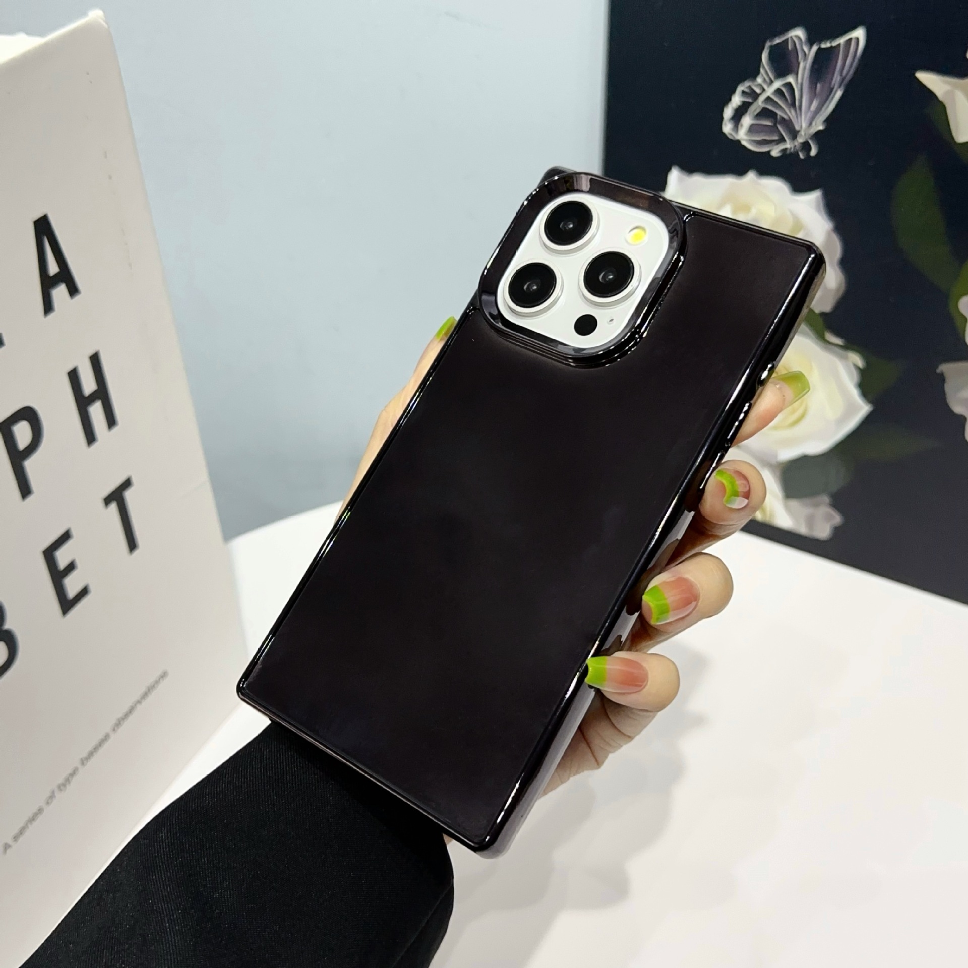 Cás teileafóin turrainge leictreaphlaraithe ildaite le haghaidh feistí úll