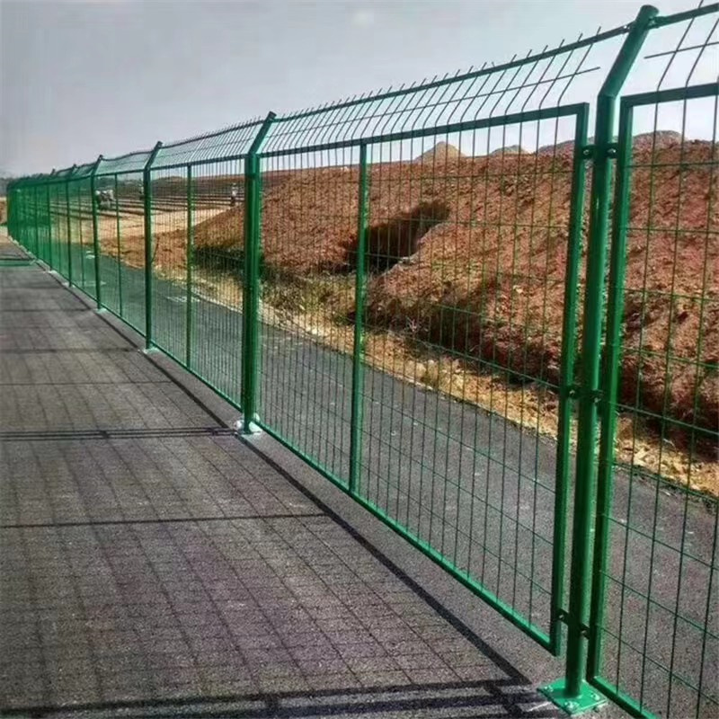 涂塑PVC钢丝网 铁丝焊接网片 光伏发电场地防护围栏网 过塑铁网