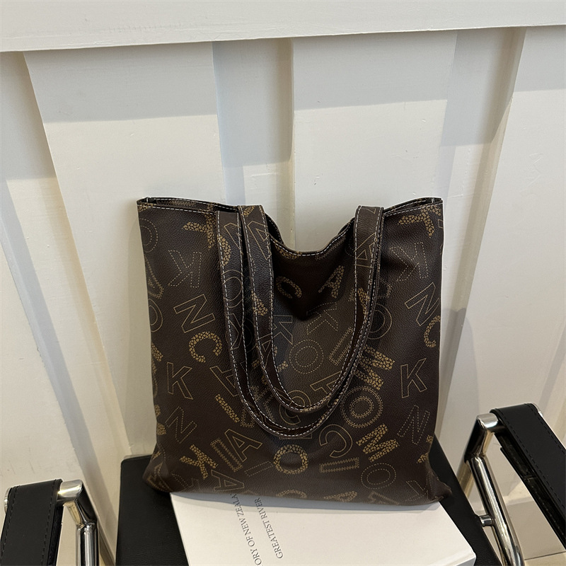 Otoño y invierno retro gran capacidad 2024 nuevo bolso de mujer bolso de hombro universal bolso de viaje de alta calidad bolso especial