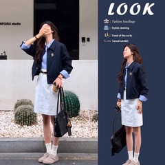 春の学院に入る風は女性2025の新型の百合デザイン感のシャツのジャケットの半身のスカートの3つのセットを着ます。