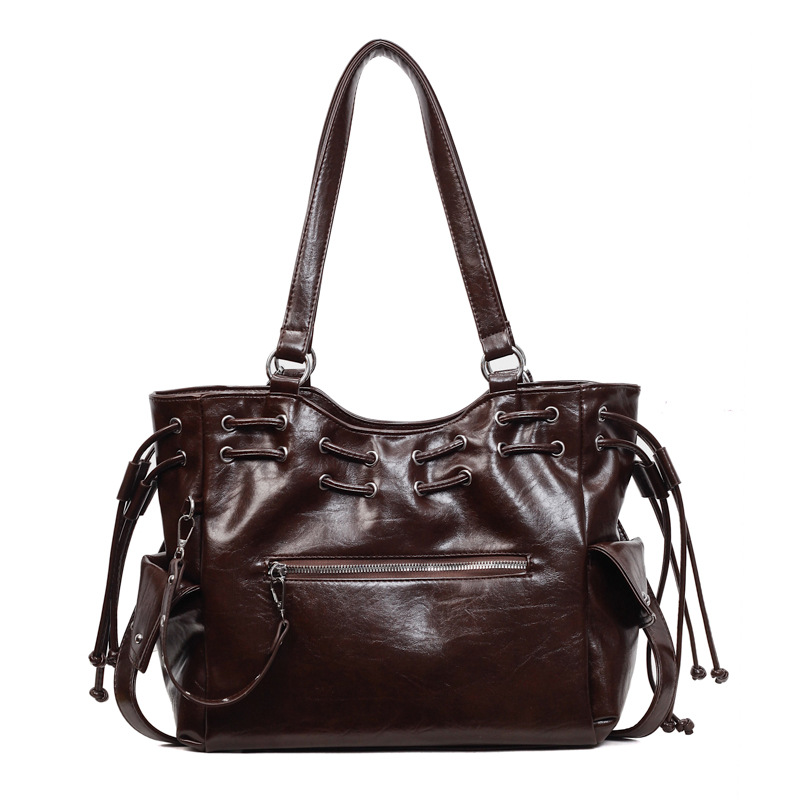Bolsa de diseño de nicho coreano para mujeres 2026 nuevo remache transfronterizo locomotora viento de gran capacidad mochila de hombro