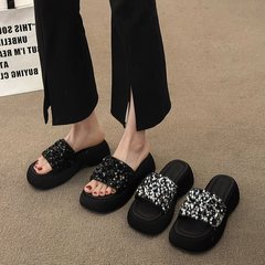 感のあるスパンコールの底のスリッパの女性の夏の外は1字の女性の厚い底のサンダルの半涼しい靴の新型を着ます。