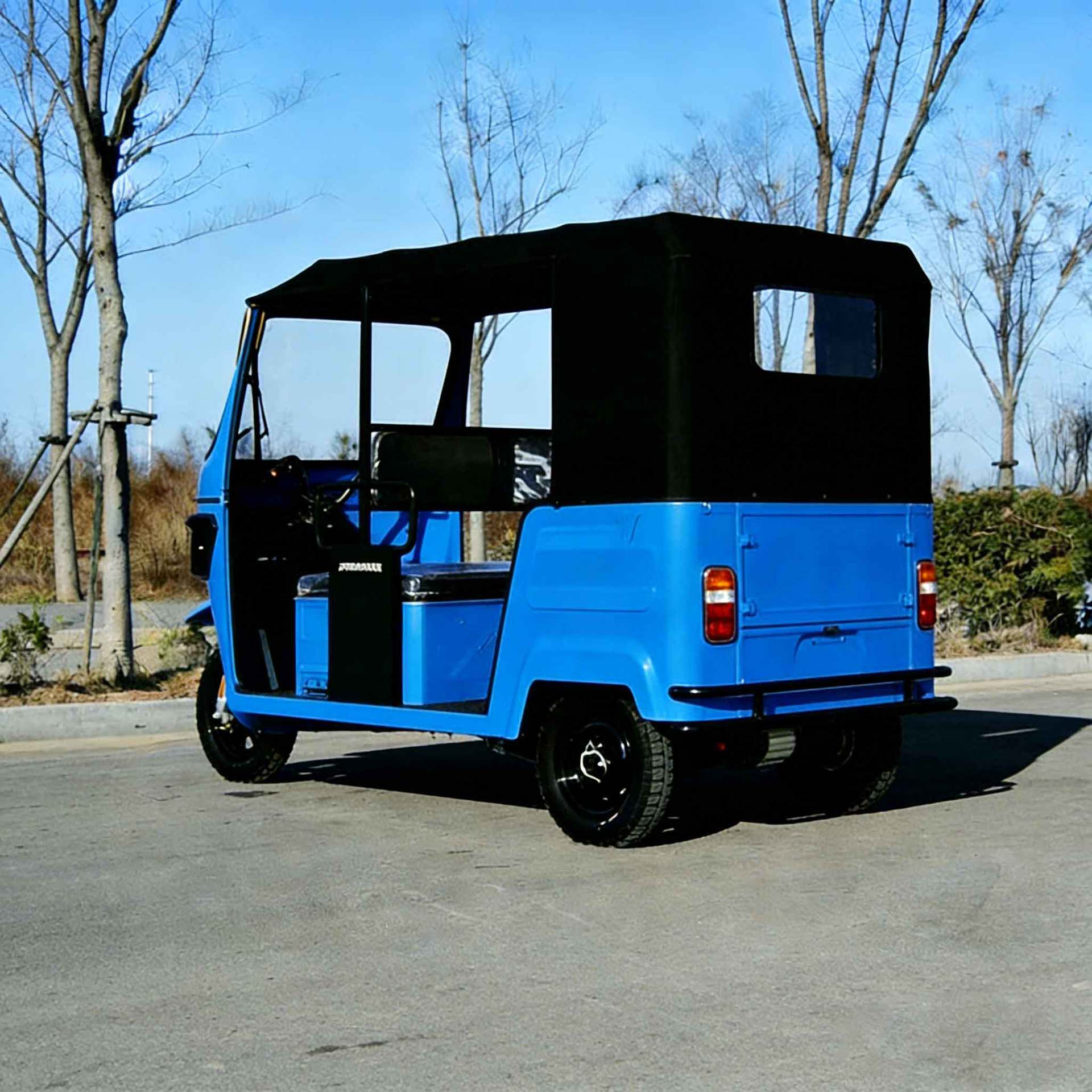 Tuktuk foreign trade model three-wheeled motorcycle for passenger transport, large-capacity passenger three-wheeler for cross-border sightseeing and transportation