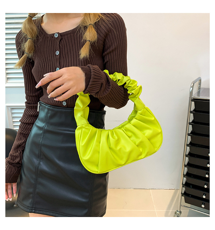 Borsa a tracolla singola a spalla singola con metodo cloud piegato sotto le ascelle da donna 2024. Borsa a mano con texture casual_voghion.com