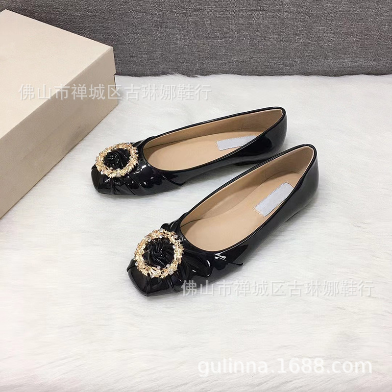 블랙 에나멜 가죽