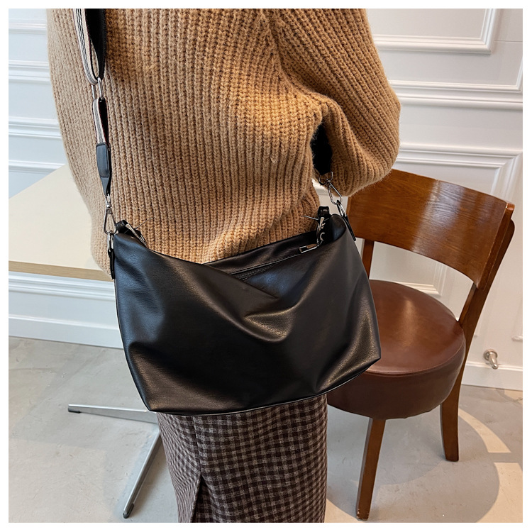 Soft Leather Simple Small Bag New Fashion Korean Version Tote Bag Autumn Single Shoulder Messenger Bag display picture 7