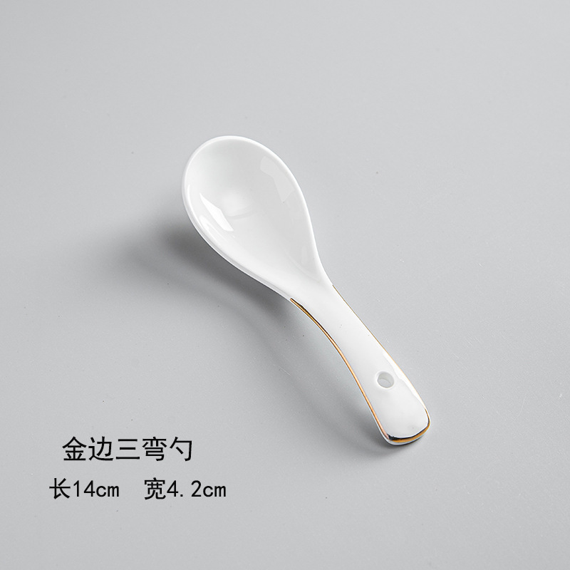 ホテルの金辺の小さいスプーンの家庭はスプーンを飲んで食事をします。|undefined