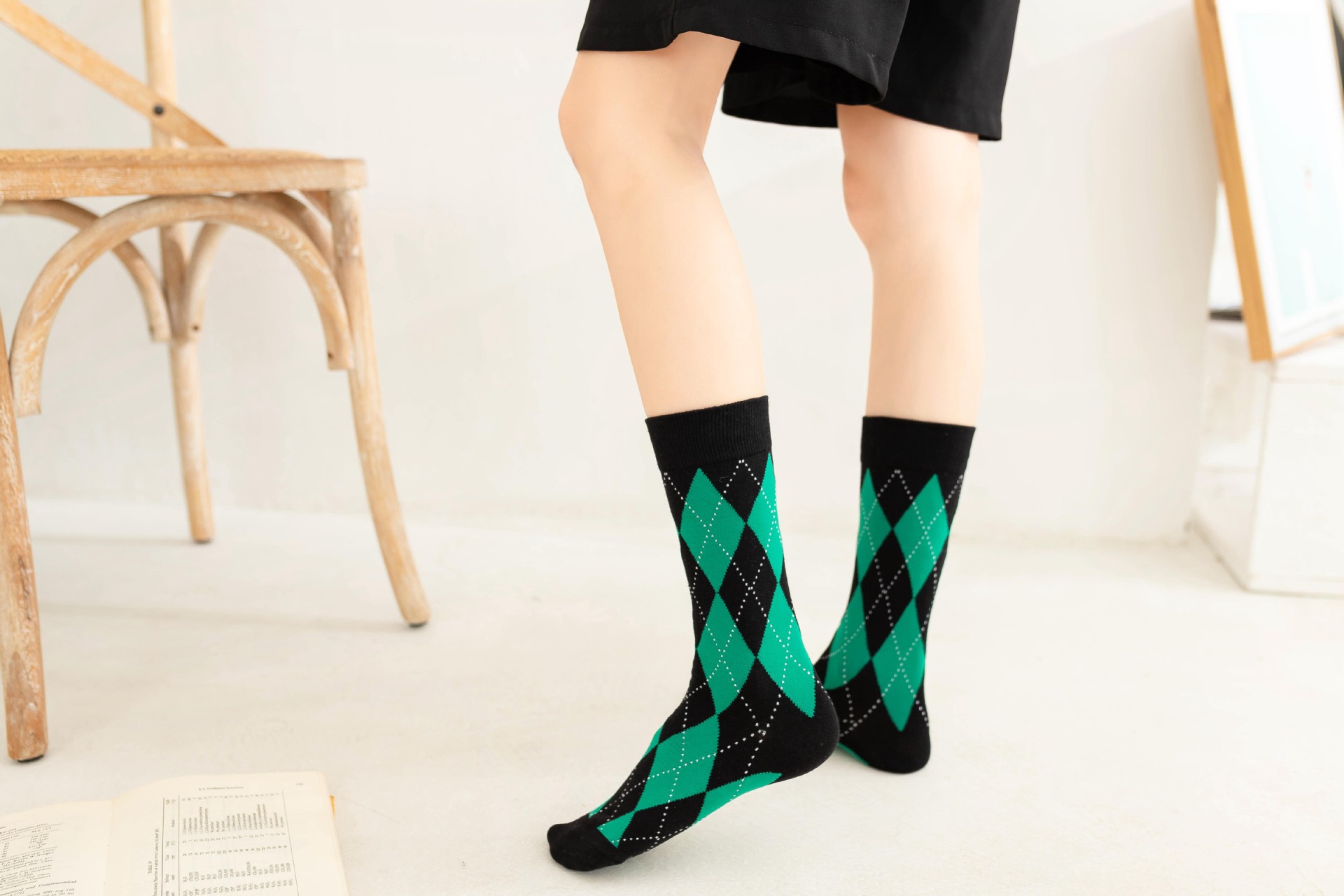 Retro Diamond Lattice Socks Tube Socks Pure Cotton Autumn And Winter Rhombic Stockings display picture 4