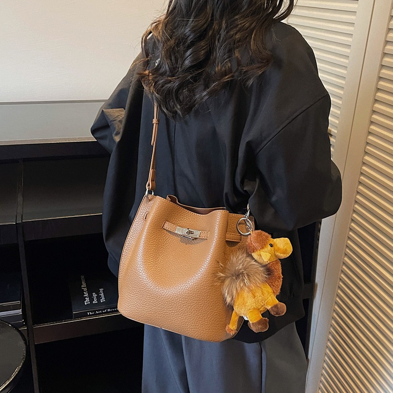 Otoño y invierno bolso de mujer retro bolso de cubo de mano 2025 nuevo tipo bolso de cesta de platos de viaje versátil bolso de hombro