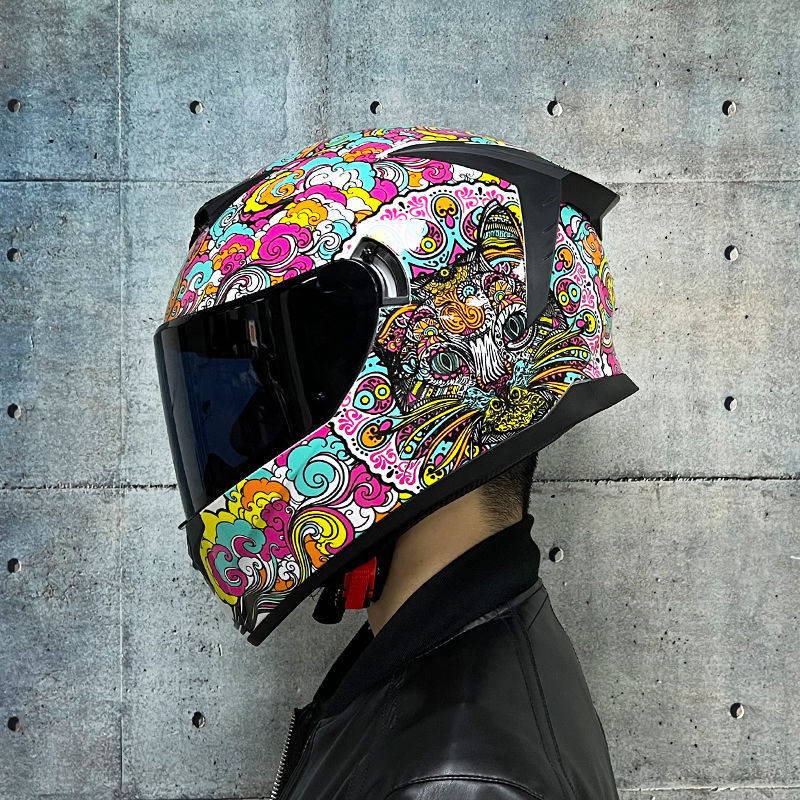 Casco de coche eléctrico LVS para hombres y mujeres de verano casco completo casco colorido personalidad fresco casco de carreras verano