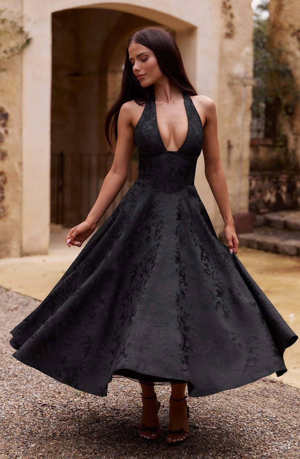 Vestido de noite elegante com decote em v e alças halter_voghion.com