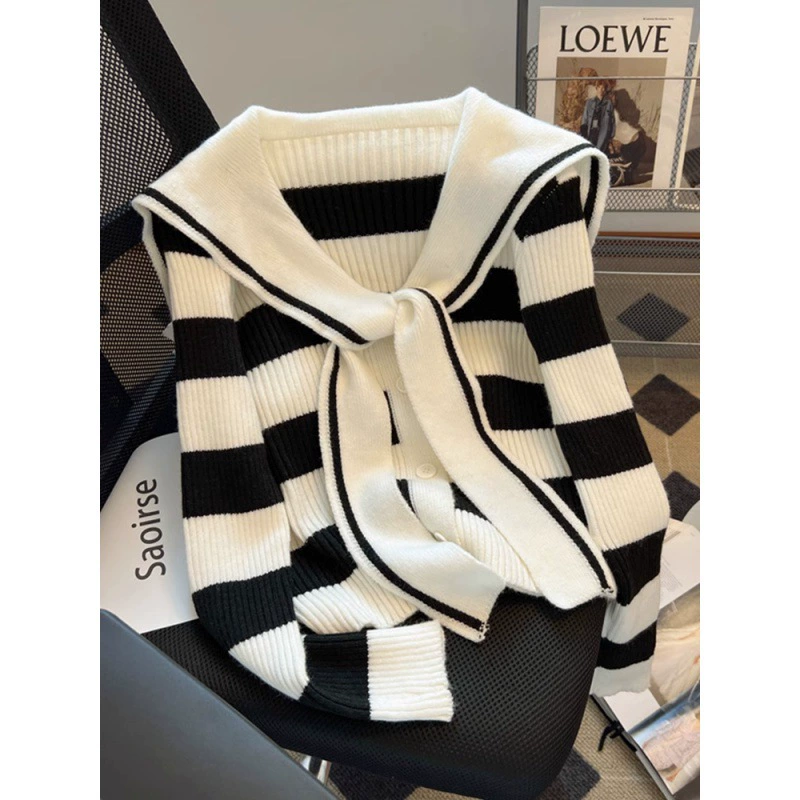 Осенне-зимний вязаный свитер в полоску для женщин, новая модель 2023 года, состоящий из двух частей, с длинными рукавами и дизайном в стиле Chanel.