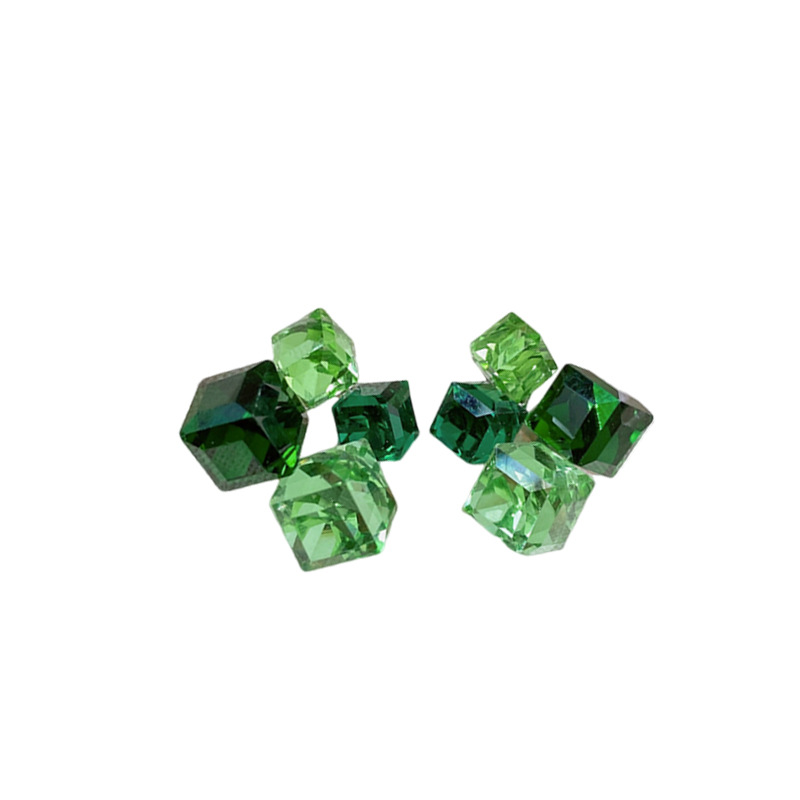 Aguja de plata verde cuadrado pendientes de cristal de estilo estilo universal lujo ligero alta sensación auriculares fábrica de mujeres al por mayor