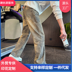 ストレートジーンズの男性のごろつきのかっこいい感じの曲がった刀のズボンの潮流はやせているゆったりしている男性のズボンの2025新型のカジュアルなズボンを現します。