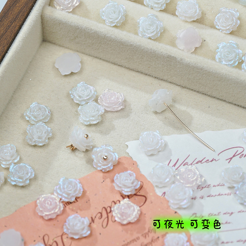 穴のない細いキラキラの柔らかいゴムの花の光はバラの花の片面の彫刻のdiyの手作りの数珠のネイルの携帯電話のケースの材料を変えます。