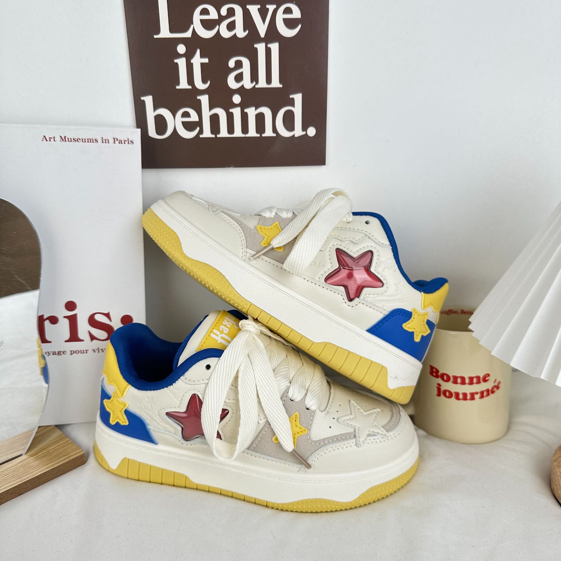 Zapatillas de plataforma baja estudiante 2024 nuevos zapatos de lona estrella versión coreana de zapatos casuales de todo fósforo para mujeres