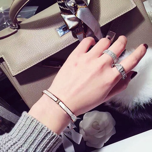 Korean version of white mother-of-pearl shell inlaid with three diamonds, elegant and simple 18K gold bracelet, trendy titanium steel bracelet for women