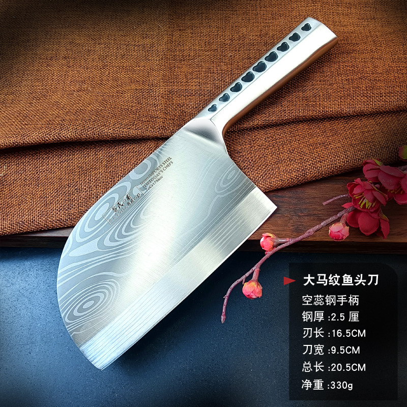 강철 손잡이가있는 물고기 머리 칼