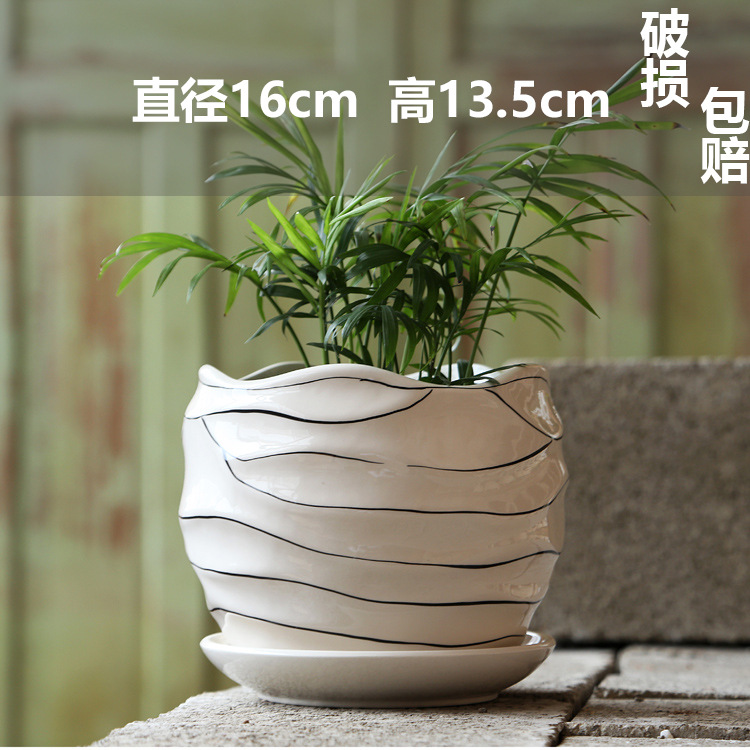 Single large personalized ribbed flower pot / No specifications