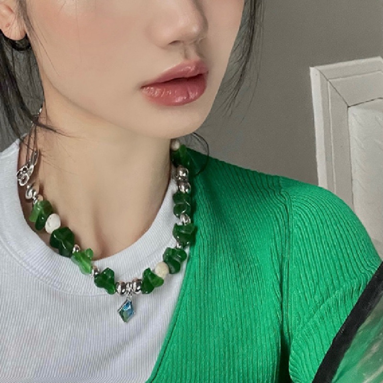 Irregular Green Crystal Beaded Clavicle Necklace Emerald Stud Earrings display picture 1