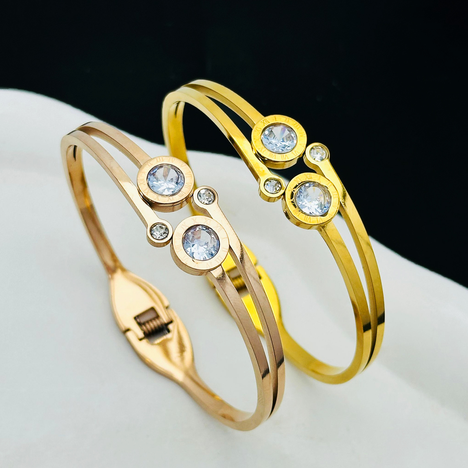Brazalete de diamante de letras romanas transfronterizas lujoso ligero abierto de titanio de oro 18k nuevo brazalete de acero inoxidable joyas