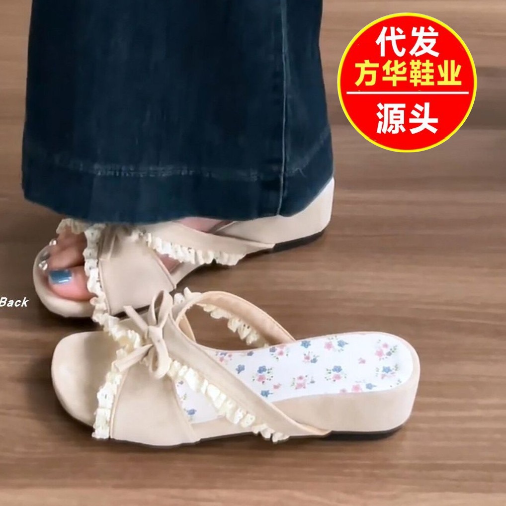 El arco dulce francés bordes de encaje una zapatilla fría 2026 verano nuevo tacones desnudos zapatillas de media palabra