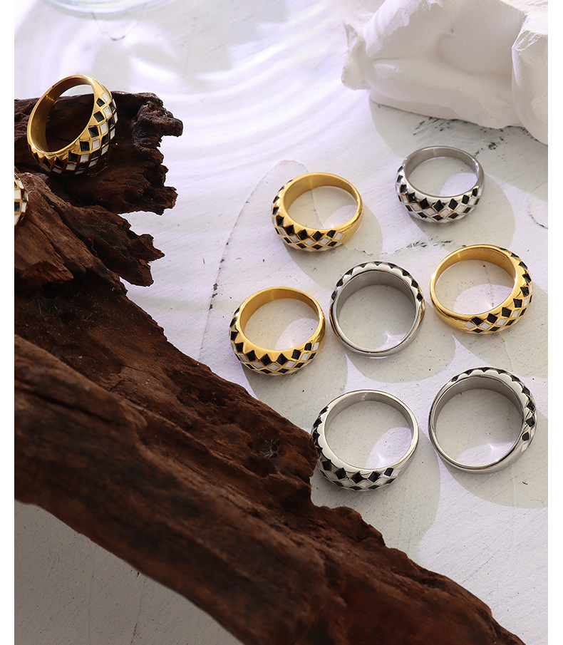 Fashion Black And White Diamond Check Ring Titanium Steel Ring display picture 4