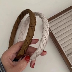 Elegant satin 3D wrapped hair tie for women, suitable for outdoor use, simple and fashionable hair clip, headband, hair accessory for autumn and winter.