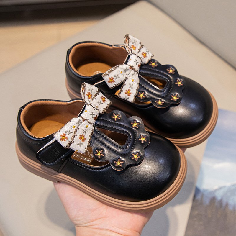 Zapatos de cuero para niñas bordados zapatos de princesa de moda primavera y otoño 2024 nuevos zapatos de soleas suaves para niñas zapatos de frijoles bebés image 5
