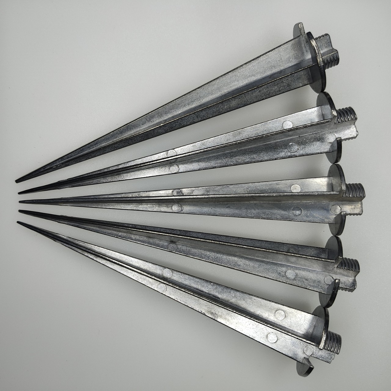 Fábrica directa de lámpara solar de jardín enchufe de suelo de aleación de aluminio enchufe de suelo de fundición de aluminio punta enchufe de suelo accesorios de lámpara de césped