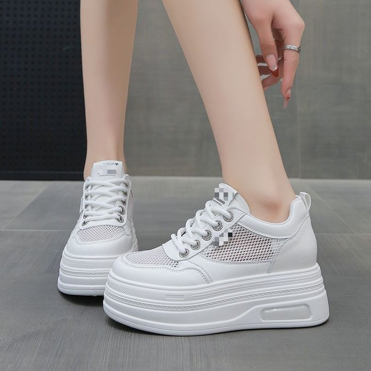 Red zapatos blancos para mujeres verano 2026 nuevo tipo delgado transpirable casual hombre pequeño aumento de altura de suela gruesa zapatos de red para mujeres