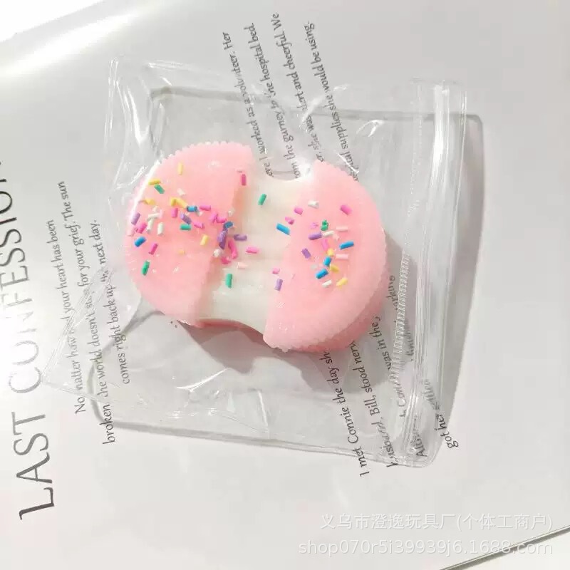ネットで話題の越境人気商品、サンドイッチ型のソーダビスケット。握っても超柔らかく、ゆっくり戻る。見た目も素敵で、ストレス解消に最適な玩具です。|undefined