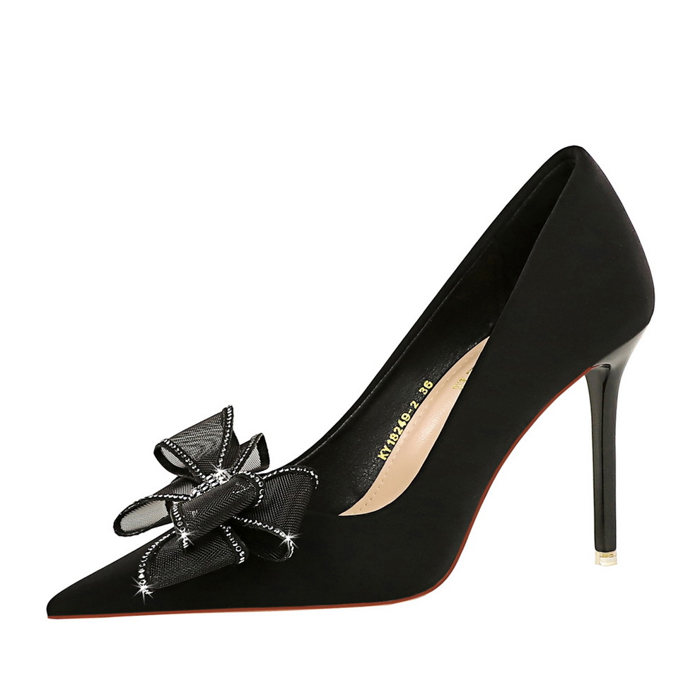 Högklackade pumps i satin med stilett, tåspetsar och spetsrosetter_voghion.com