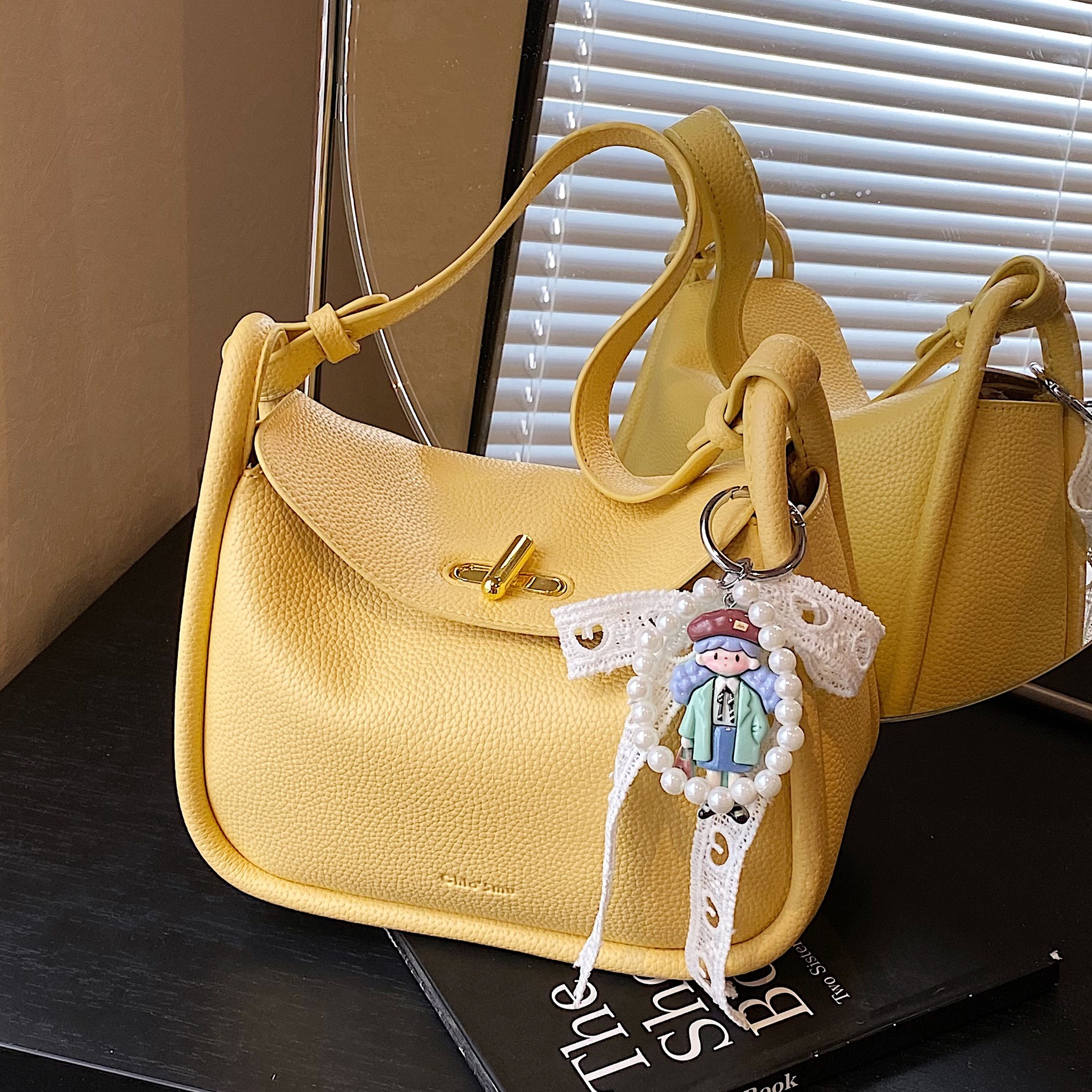 Bolso de brindis de diseño de nicho para mujer 2025 nuevo bolso de mano con patrón de lichi coreano, bolso de almohada de mensajero de un solo hombro