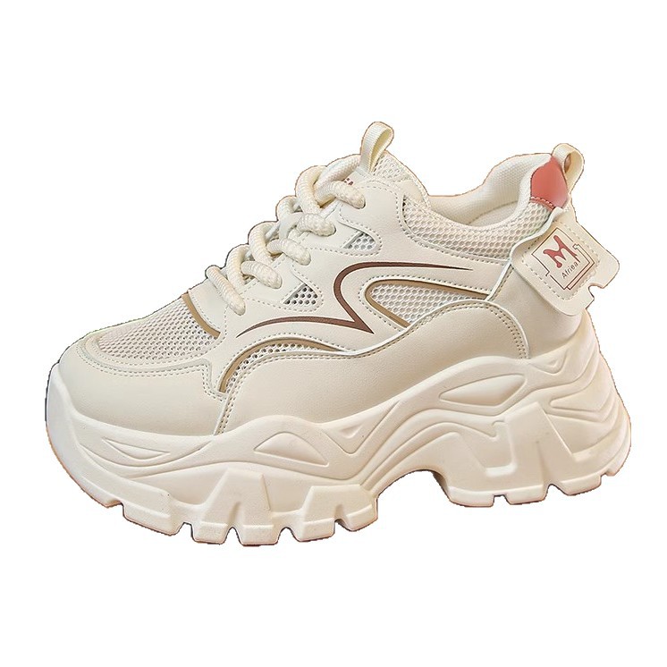 2025, nuevo otoño y invierno respirado en la red aumenta la altura de los zapatos deportivos casuales y blancos.