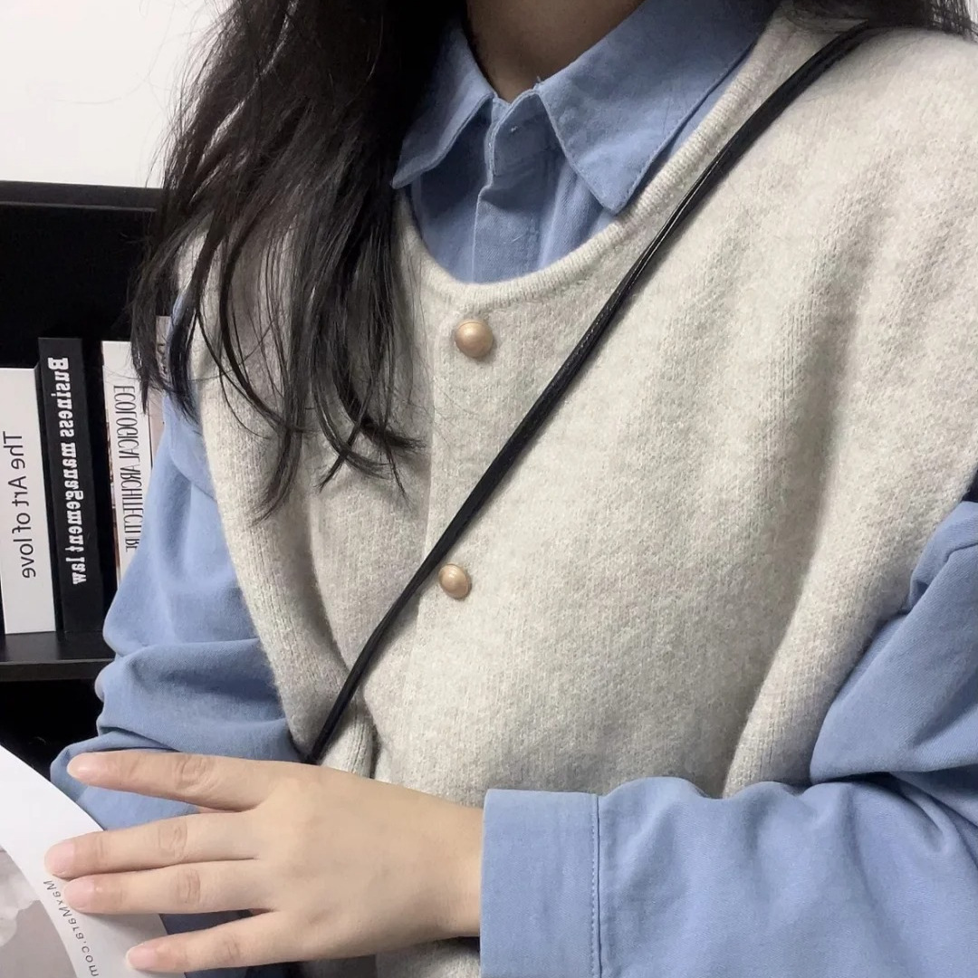 シンプルで怠惰な風の小金はカーディガンのセーターを編んでいます。