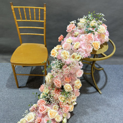 新商品のシミュレーション花の列のデパートはショーウインドーの展示室を配置して、長い列の花と洋式の結婚式の長いテーブルを飾って、長い花を並べます。