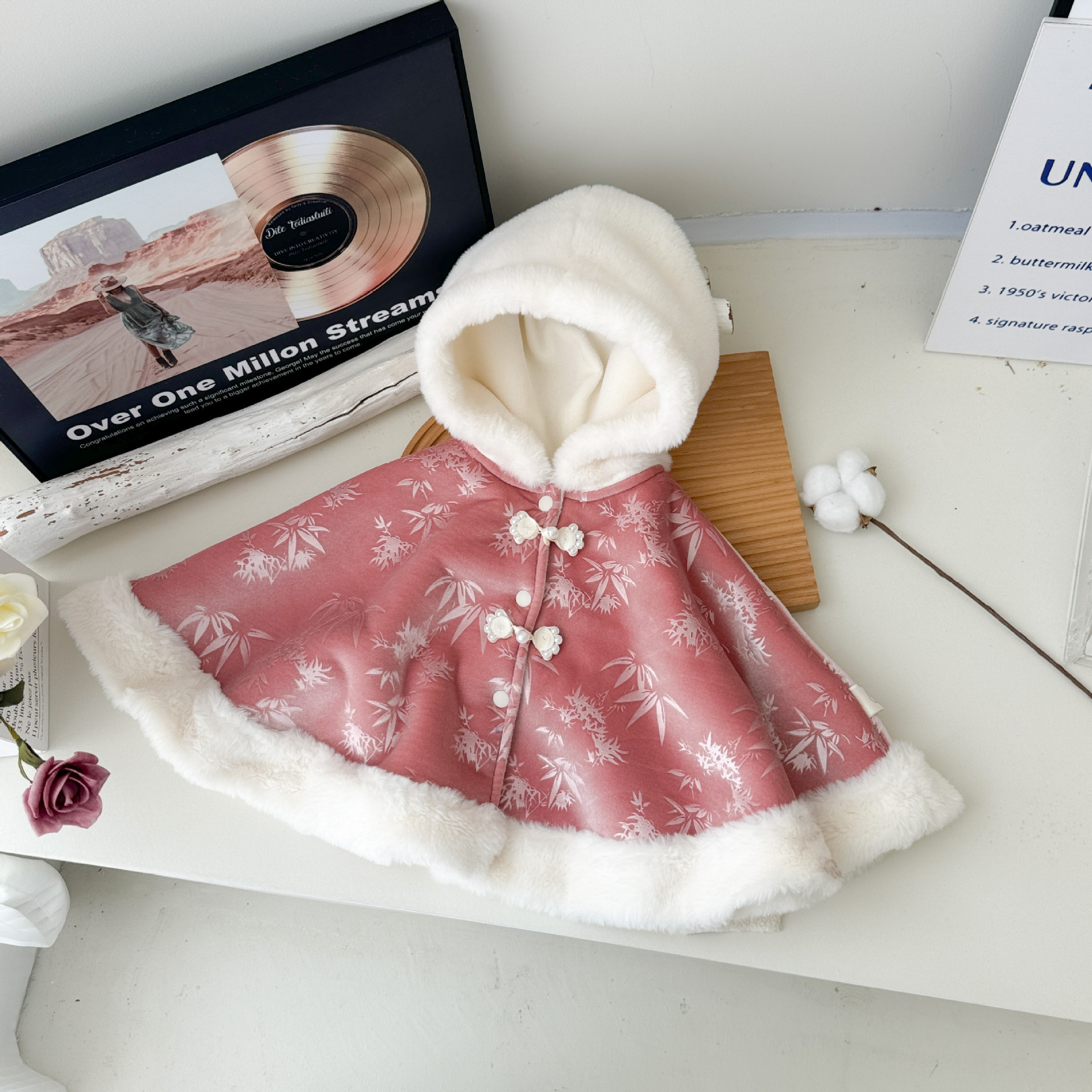 Nueva capa de bebé de estilo chino más terciopelo cálido 0-2 años bebé chaqueta a prueba de viento estilo chino lindo chal 1