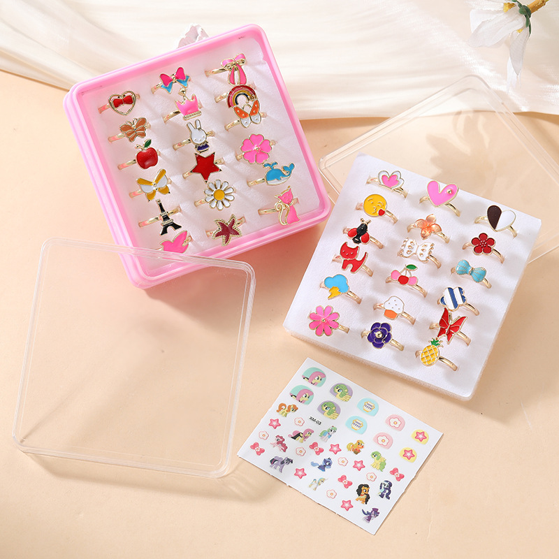 Anillos de aleación para niños, anillos infantiles con dibujos animados, lindos y hermosos, estilos variados, 36 piezas en 1 caja.