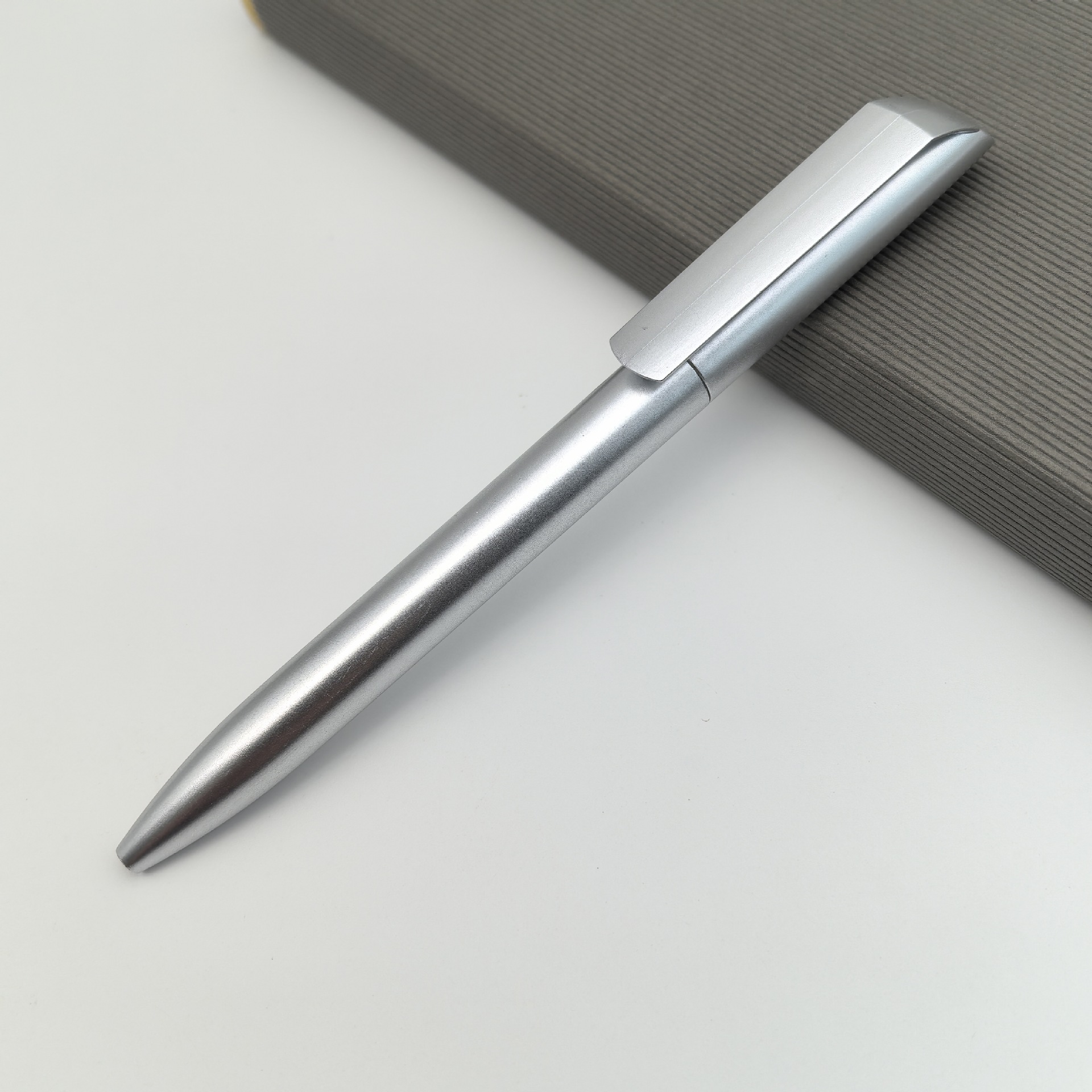 Suministro de bolígrafo de torsión de plástico de boca oblicua, pintura en aerosol, bolígrafo de regalo publicitario, bolígrafo de promoción de color, bolígrafo de logotipo de hotel publicitario