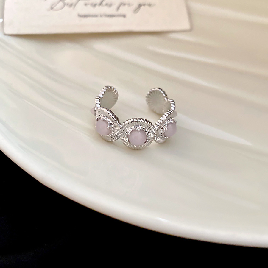 Bague pour femme, ronde, texturée, en résine, ornée d'un nœud papillon et d'une fleur. Design simple et tendance pour l'index._voghion.com