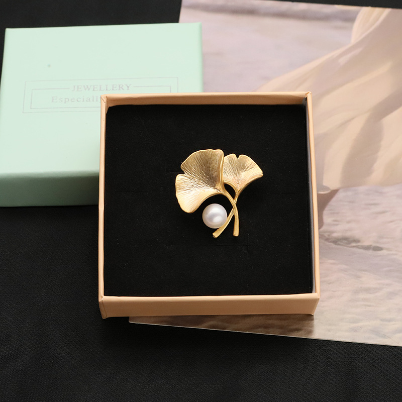 Corsage perla de alto sentido barroco perla flor broche temperamento versátil alta calidad PIN al por mayor natural