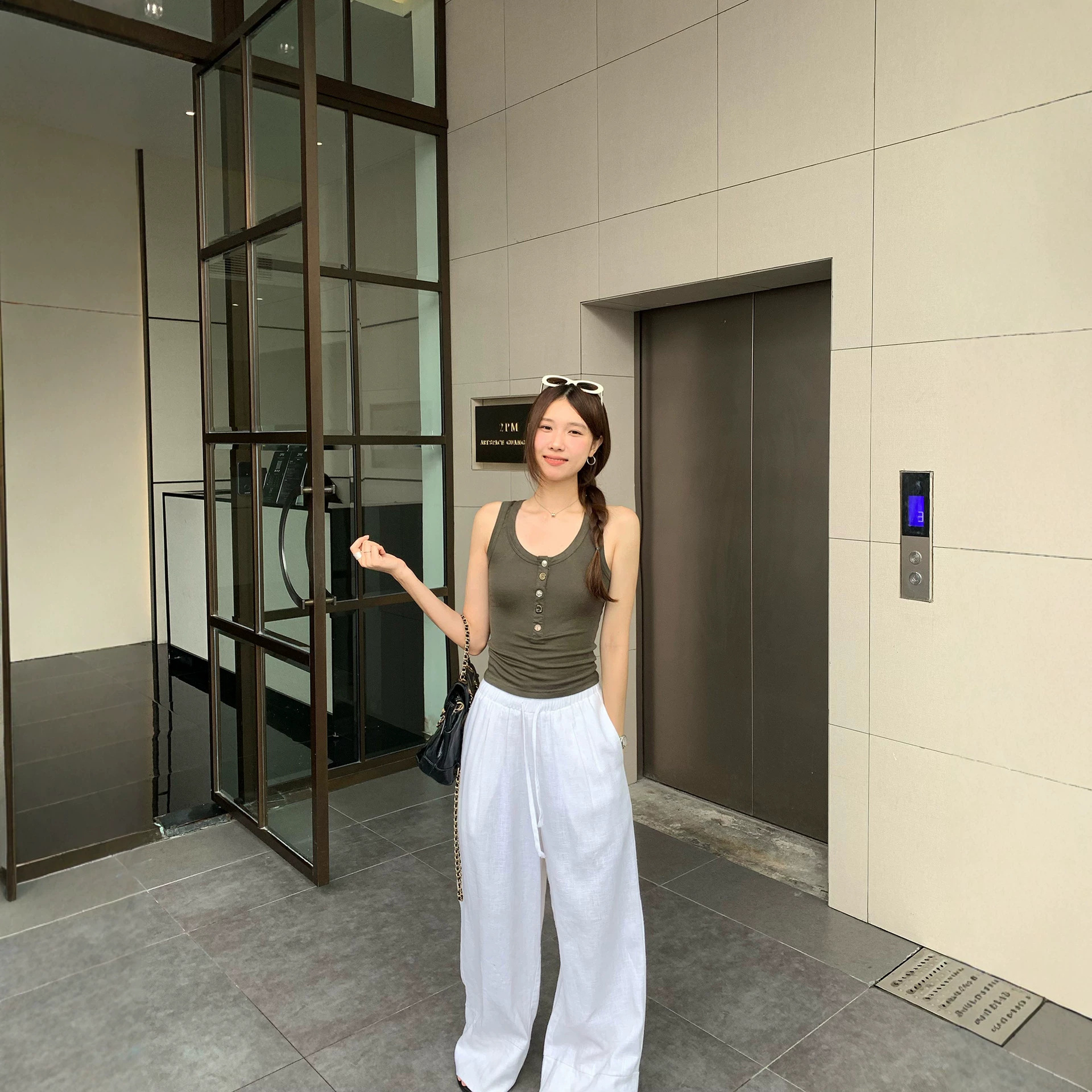 欧货小个子收腰显瘦纽扣U领背心女夏外穿2026新款流行爆款上衣