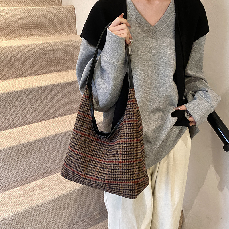 2024 otoño y invierno gran capacidad bolsa de hombro ocio simple clase de literatura y arte de viaje bolsa de diseño personalizada bolsa de brazo