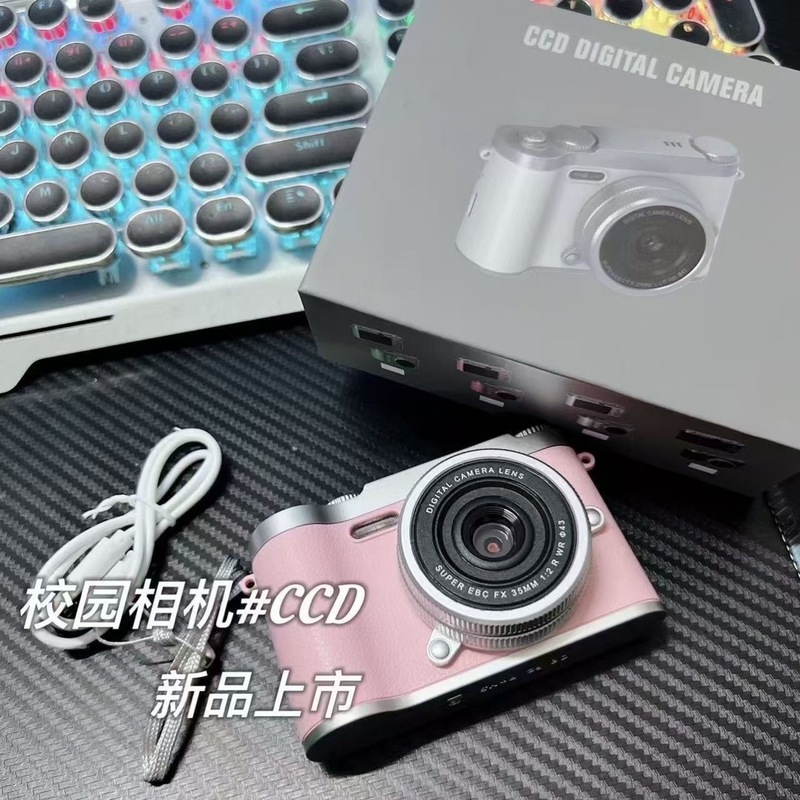 画素のレトロなダブルカメラのかわいいデジタルカメラのキャンパスの学生は撮影して携帯電話を送ることができます。|undefined