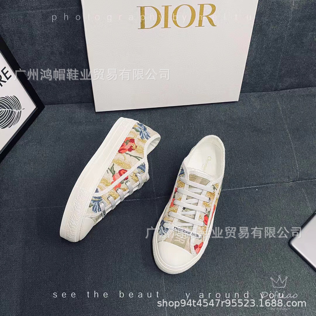 2024 Estación europea Primavera Nuevo estilo Bordado Alfabeto D Hogar Mujer Trendy ins Todo fósforo nicho Otoño Zapatos de lona plana Fondo plano