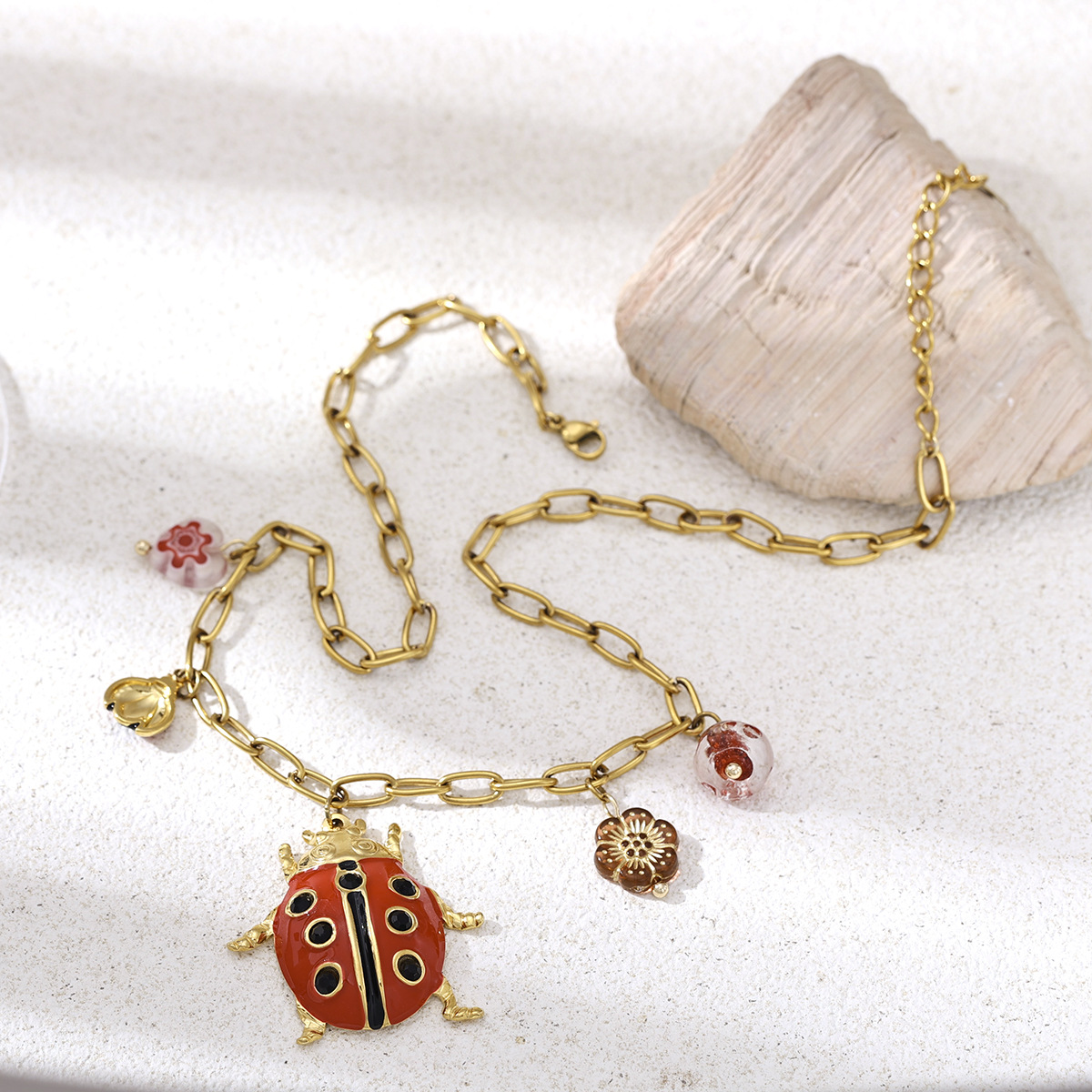 Collar de acero inoxidable para mujeres no se desvanece, colgante de mariquita de siete estrellas, exageración de la cadena de clavícula en venta transfronteriza.