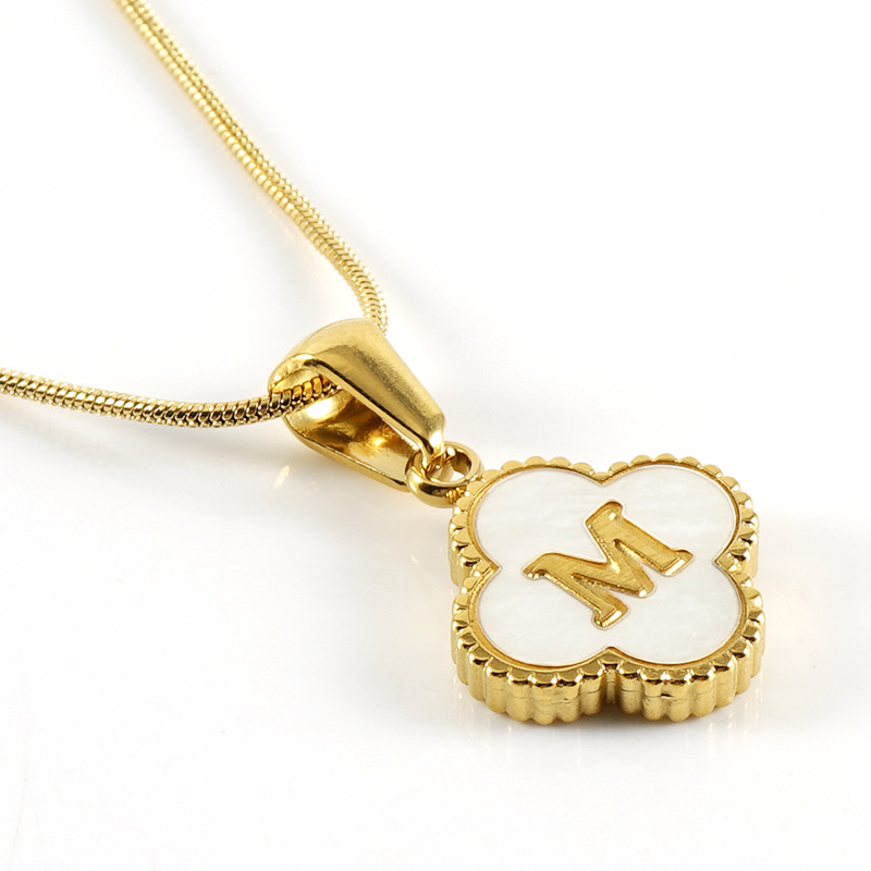 Europeo y americano transfronterizo de acero inoxidable trébol de concha carta colgante de oro 26 letra inglesa collar de hueso de serpiente de acero de titanio para las mujeres