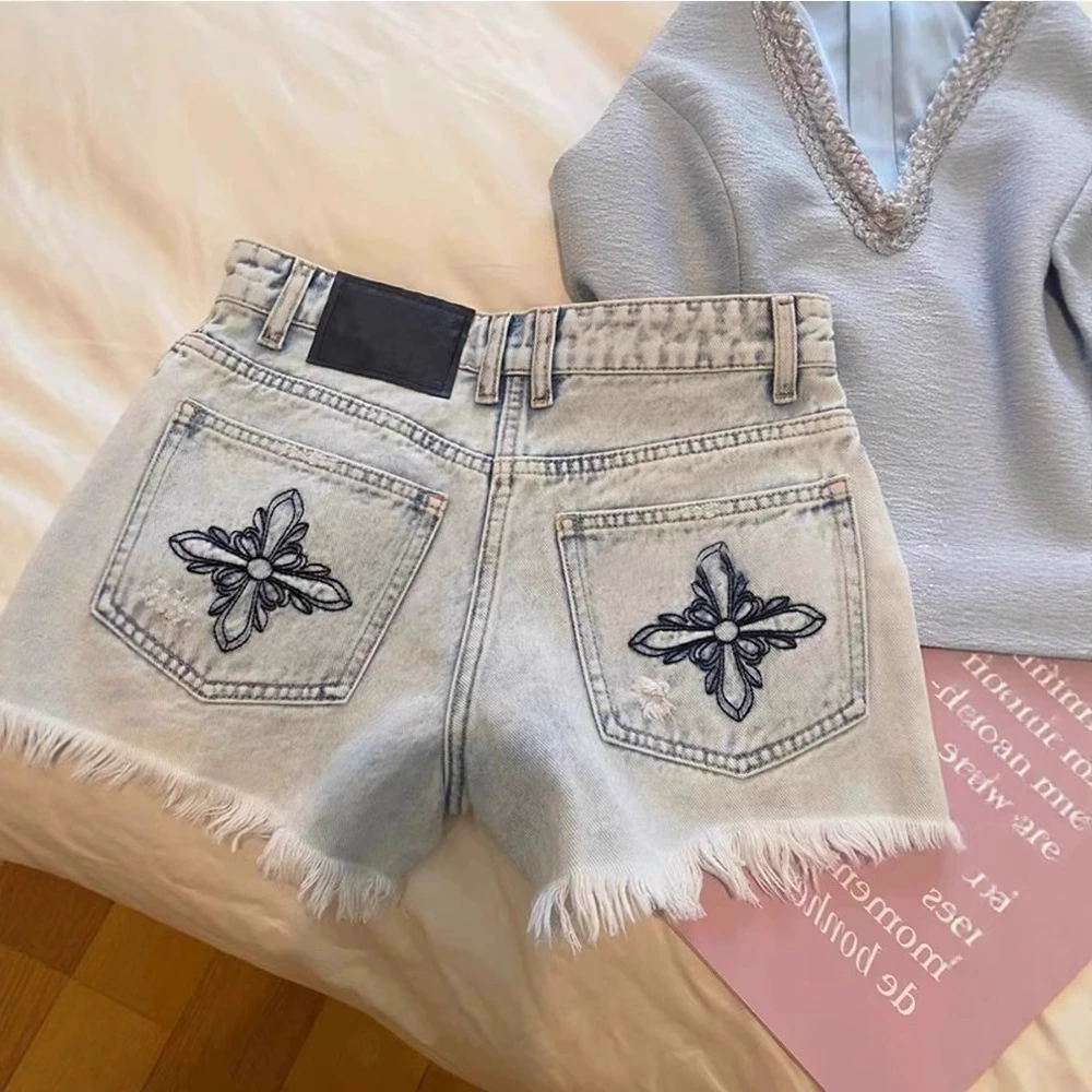 Женские джинсовые шорты с потертостями, вышивкой и необработанными краями, лето 2025, новые, высокая талия, прямые, милые, сексуальные, А-силуэта, шортики.