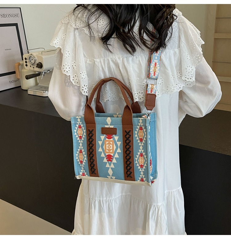 Women's Large Canvas Flower Elegant Vintage Style Streetwear Square Zipper Tote Bag display picture 17